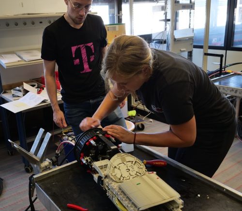 LWL-Monteurin mit Telekom Zertifizierung beim Bau der Glasfaser Muffe nach ZTV-48 LWL-Monteurin mit Telekom Zertifizierung beim Bau der Glasfaser Muffe nach ZTV-48